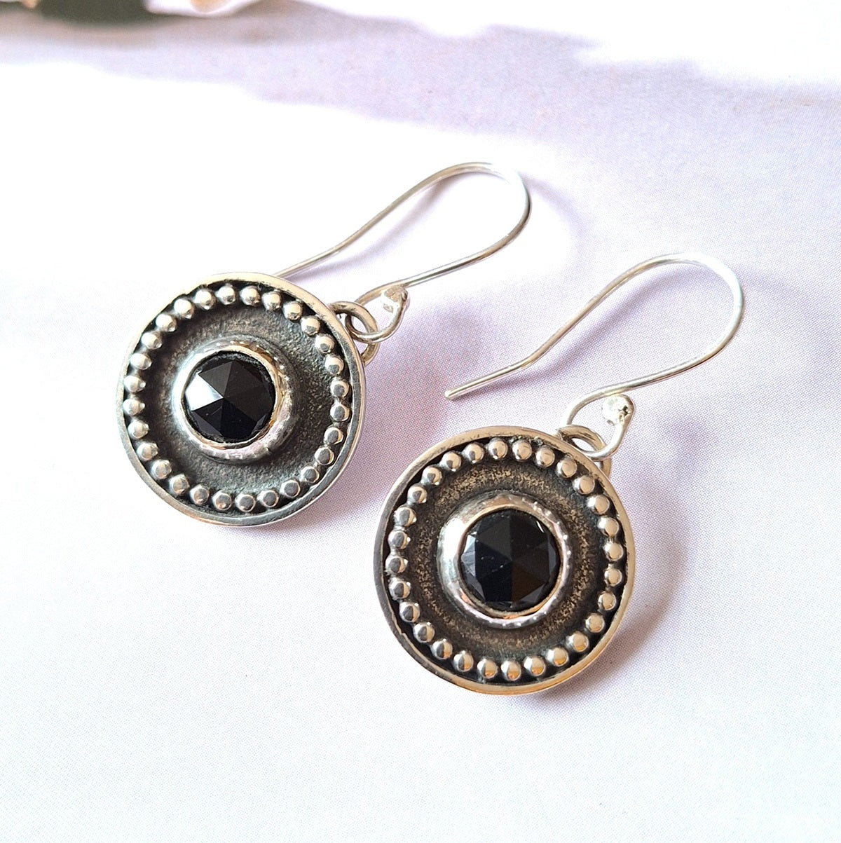 Aros ónix negro borde pelotitas