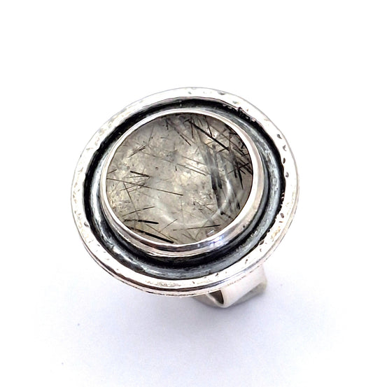 Anillo Cuarzo turmalinado borde martillado
