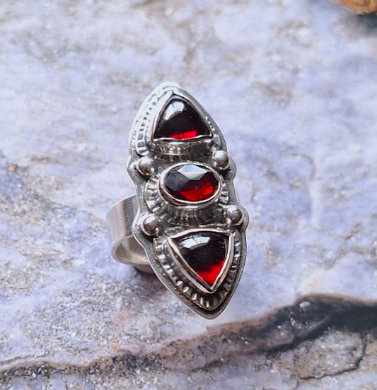 Anillo granate étnico triple