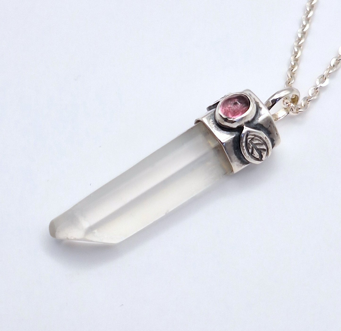 Colgante punta Cuarzo Cristal rústico y turmalina rosa hojas