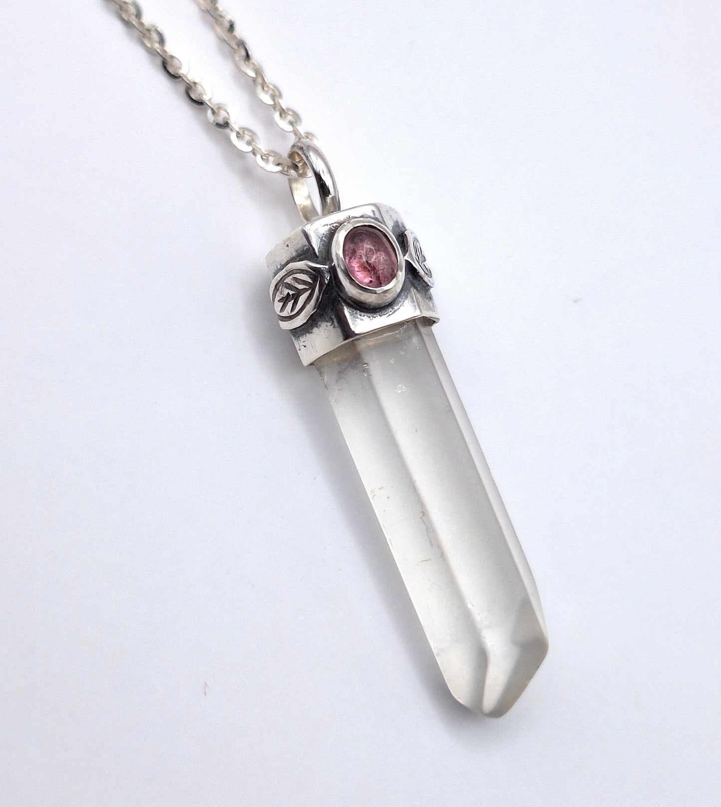Colgante punta Cuarzo Cristal rústico y turmalina rosa hojas
