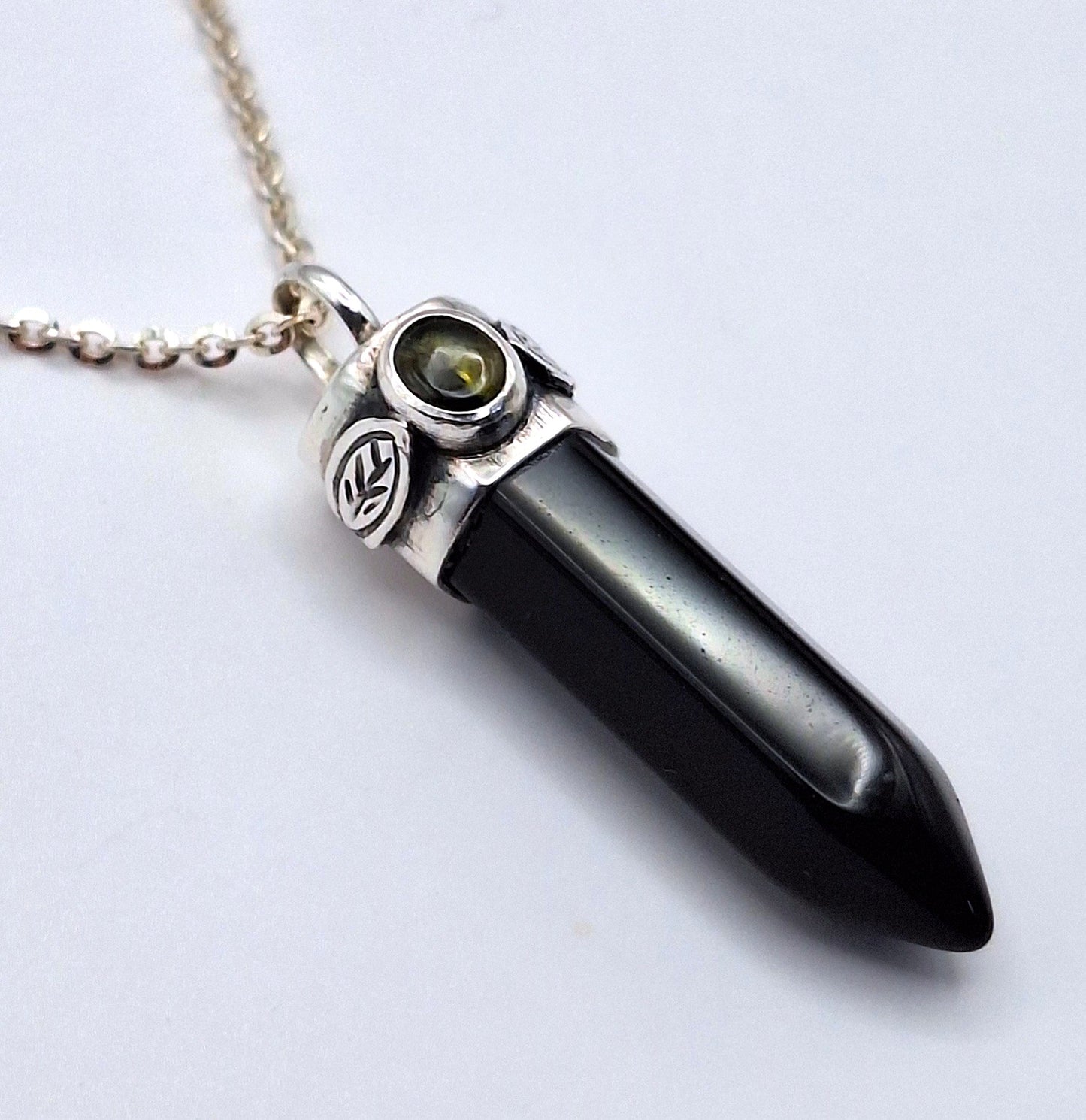 Colgante punta Obsidiana y turmalina verde hojas