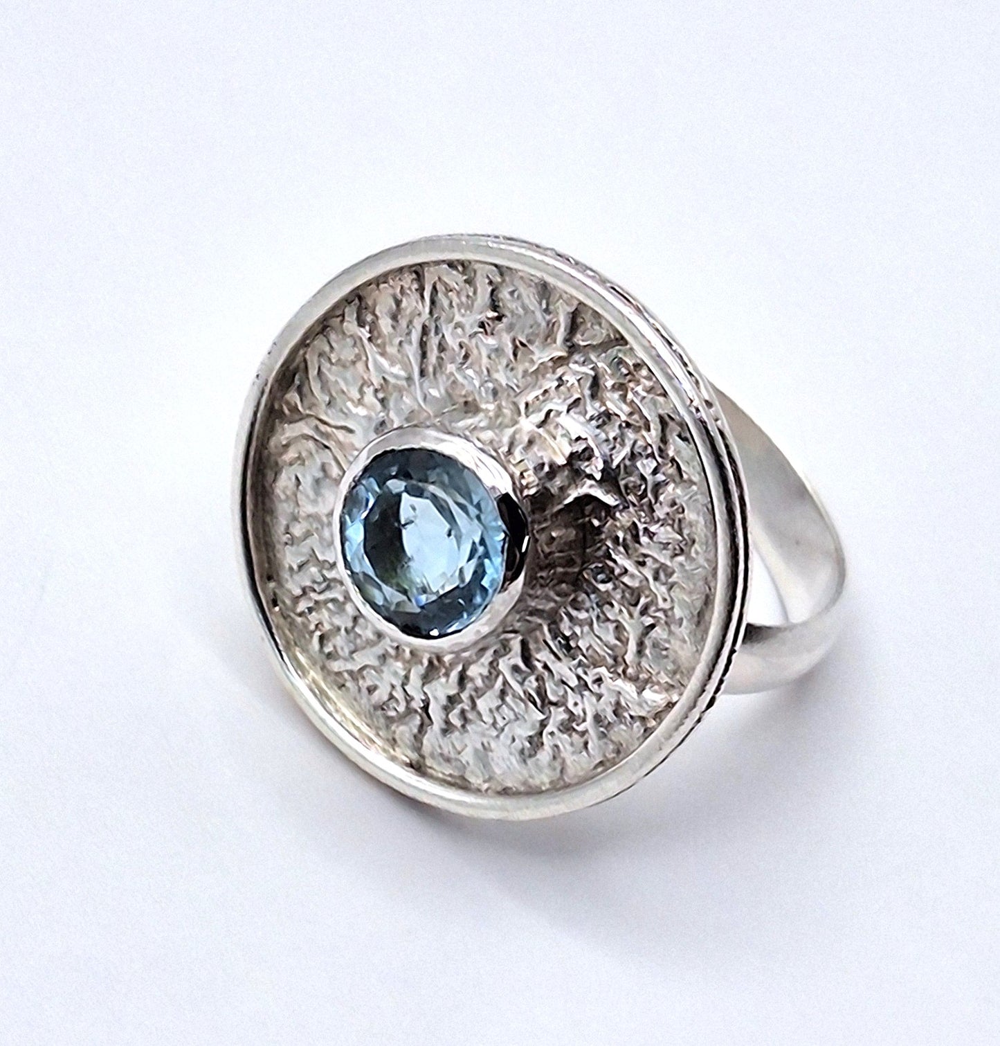 Anillo Topacio azul reticulado