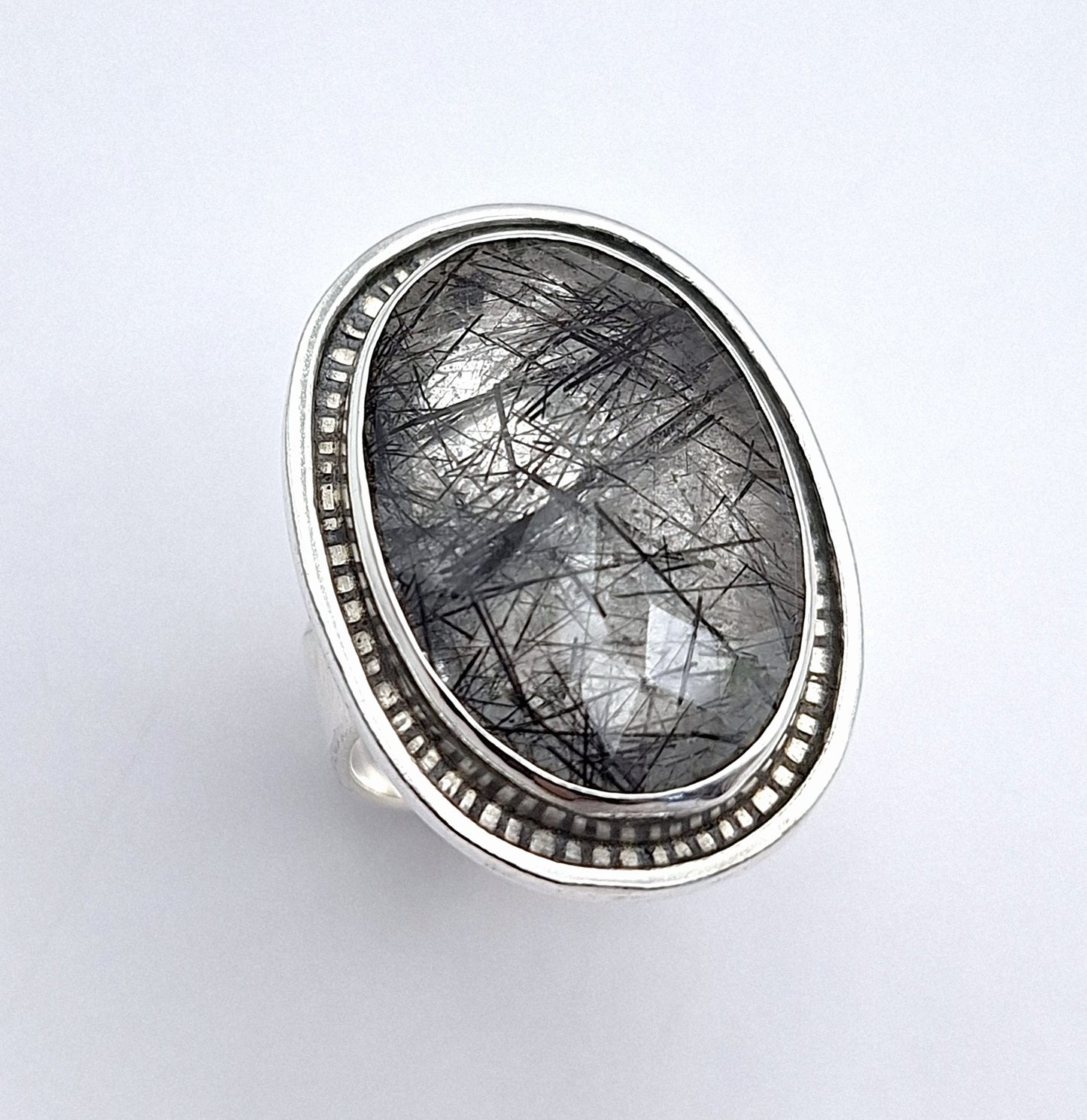 Anillo Cuarzo turmalinado borde líneas