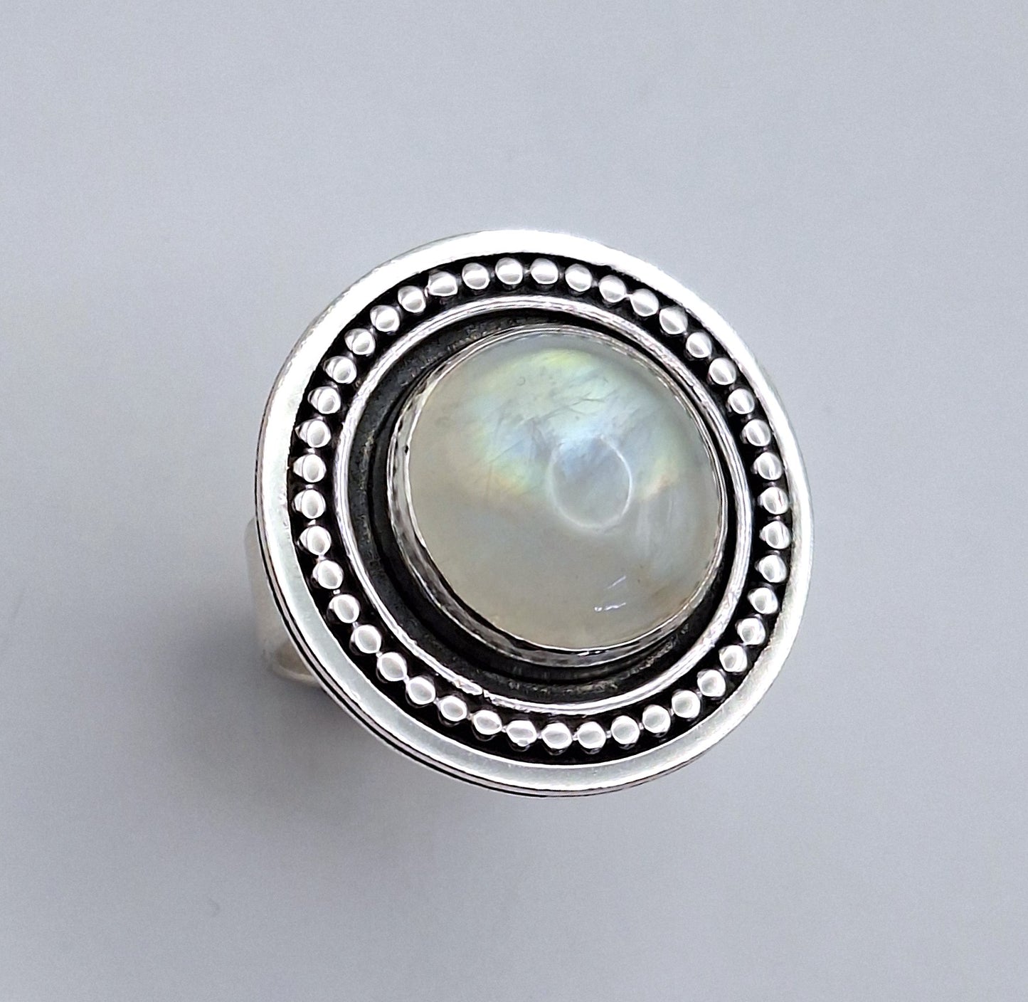 Anillo Piedra luna arcoiris borde pelotitas y líneas