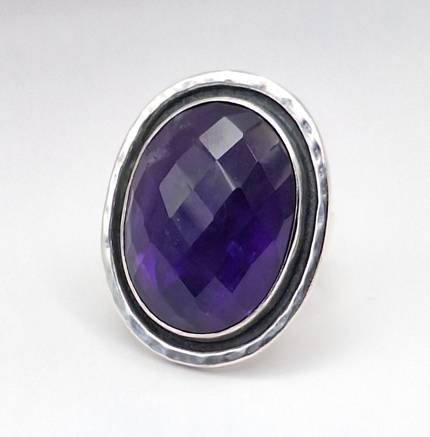 Anillo Amatista facetada borde martillado
