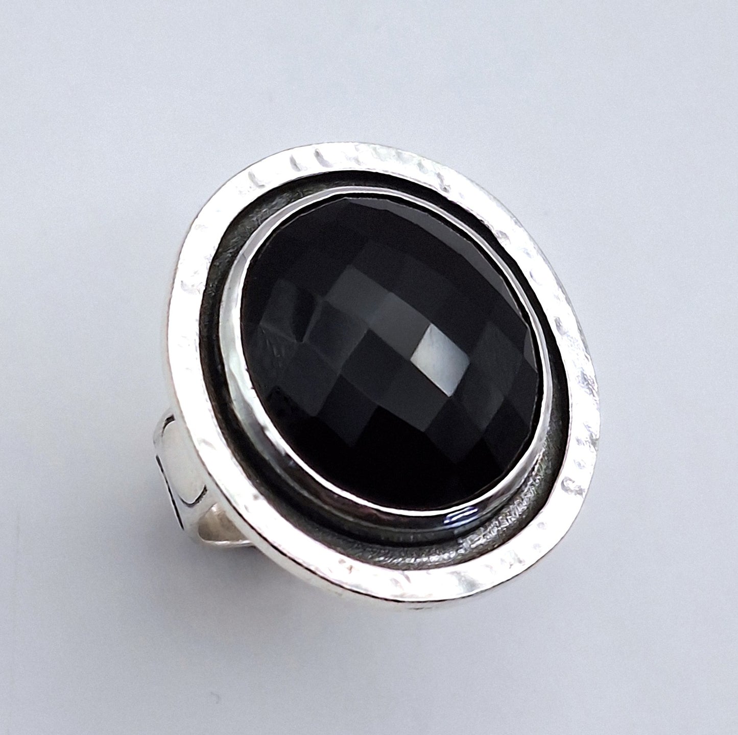 Anillo ónix facetado borde martillado