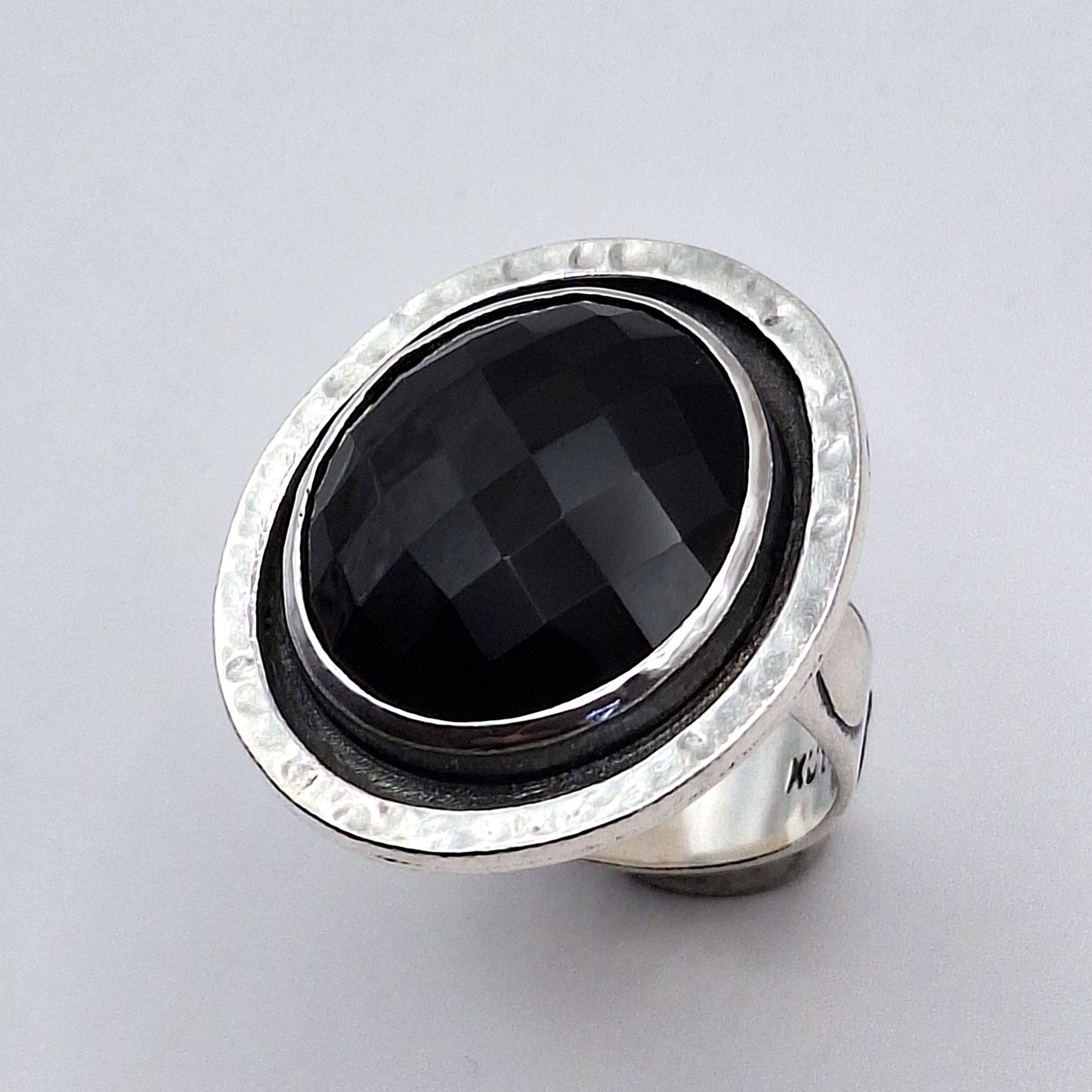 Anillo ónix facetado borde martillado