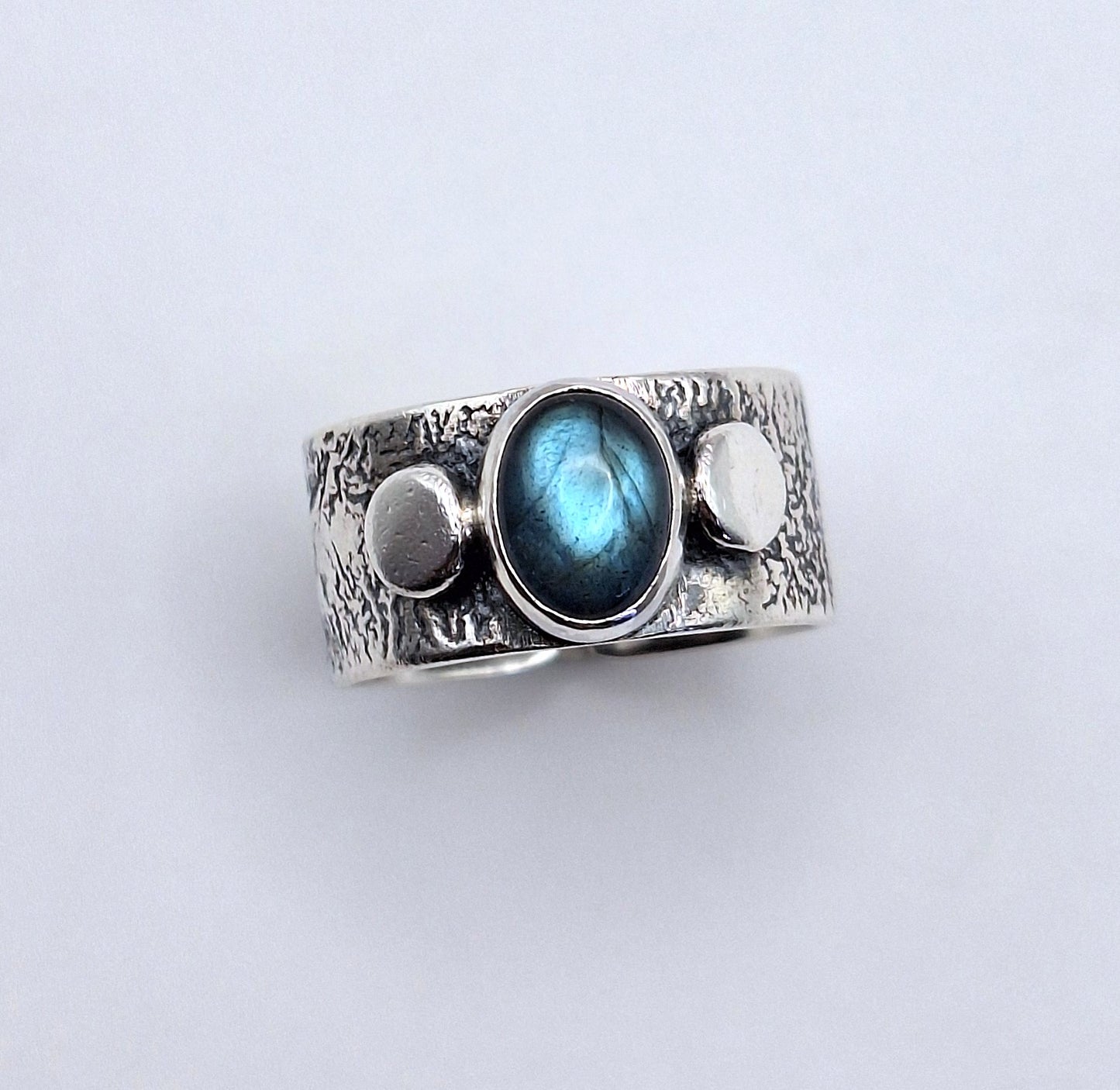 Anillo labradorita argolla gruesa reticulada