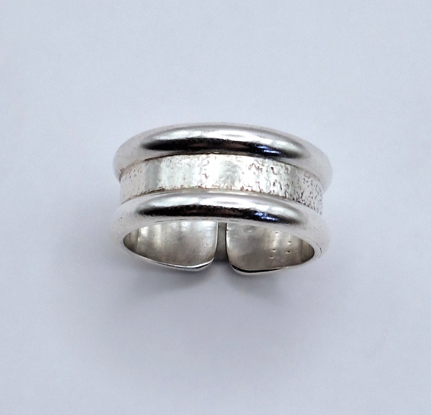 Anillo argolla reticulada con borde