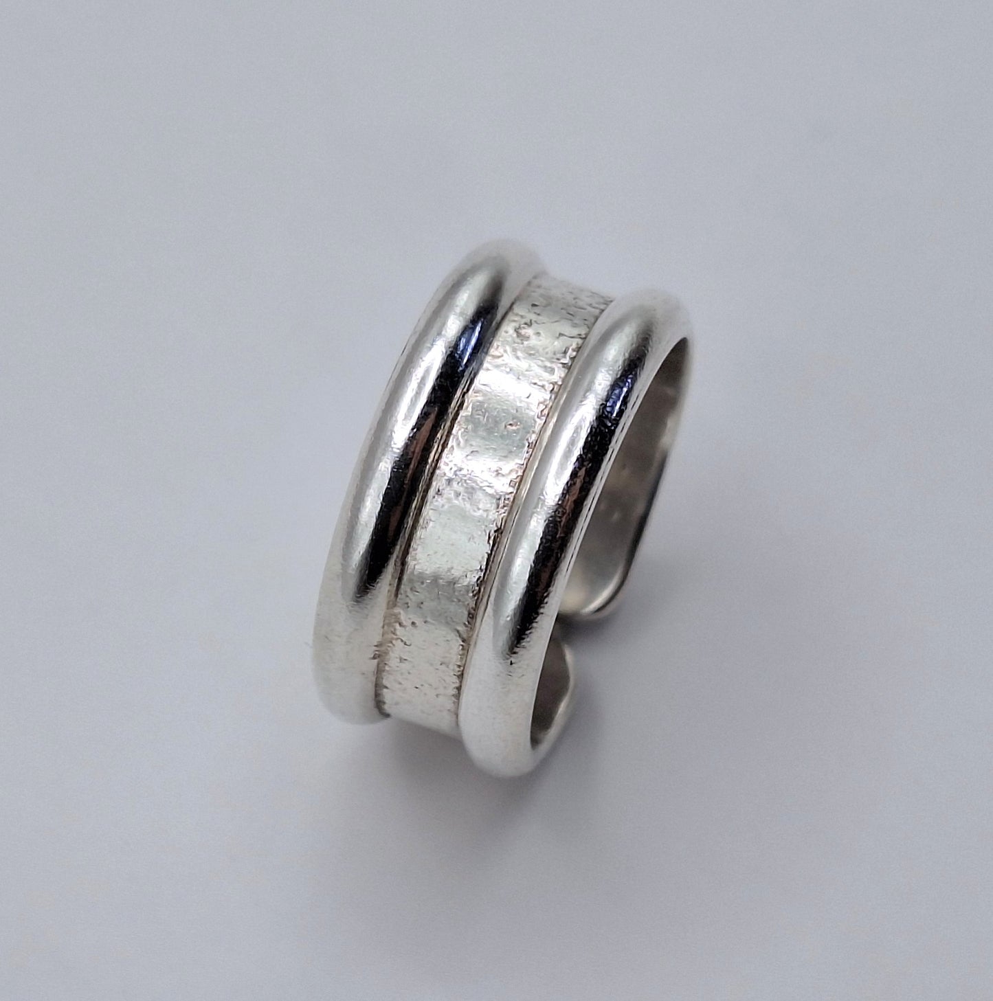 Anillo argolla reticulada con borde