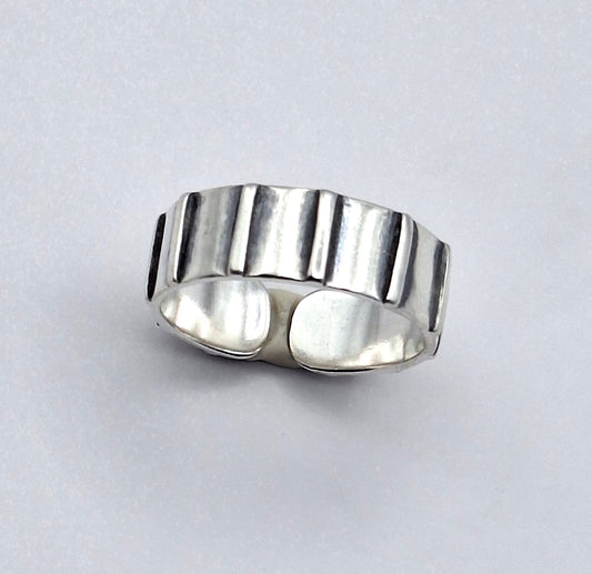 Anillo argolla líneas verticales