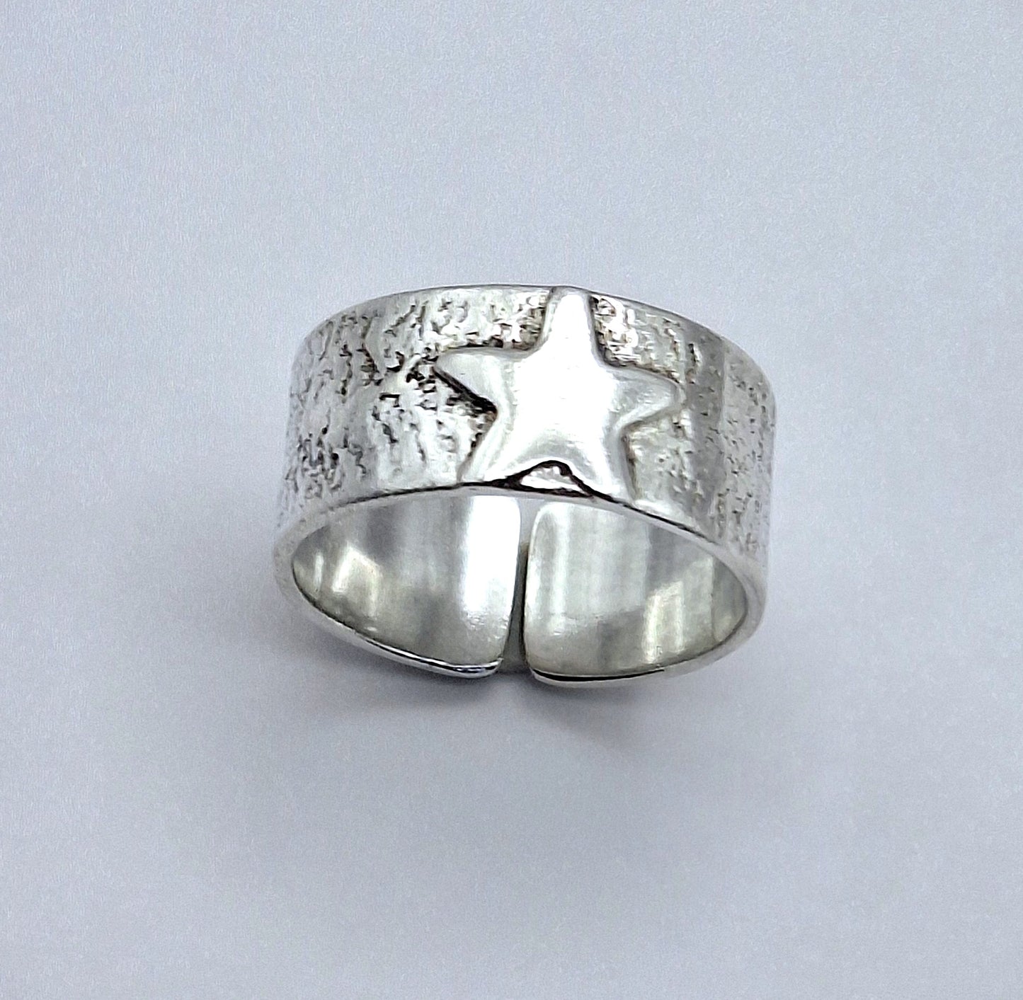Anillo argolla ancha reticulada con estrella