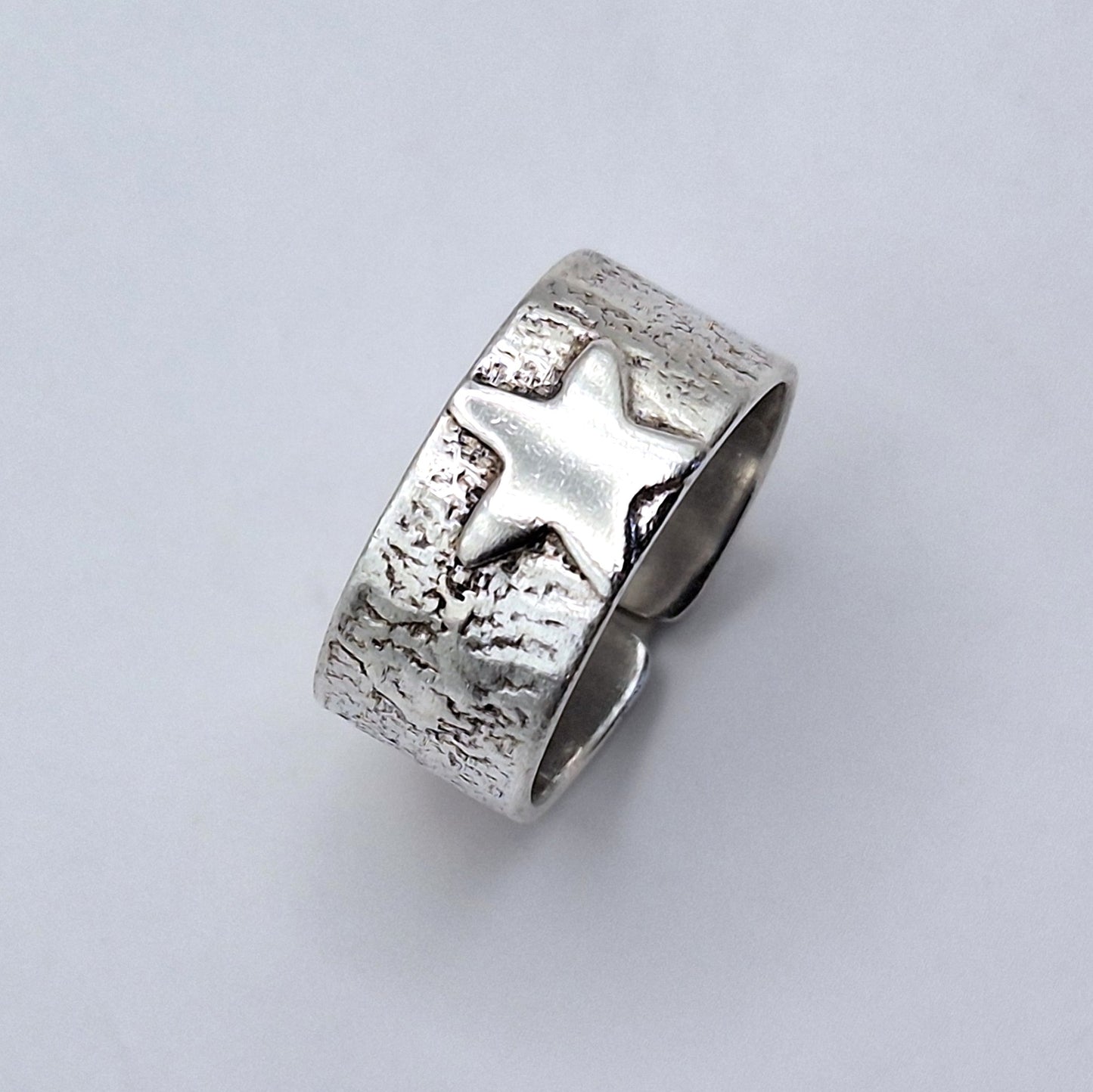 Anillo argolla ancha reticulada con estrella