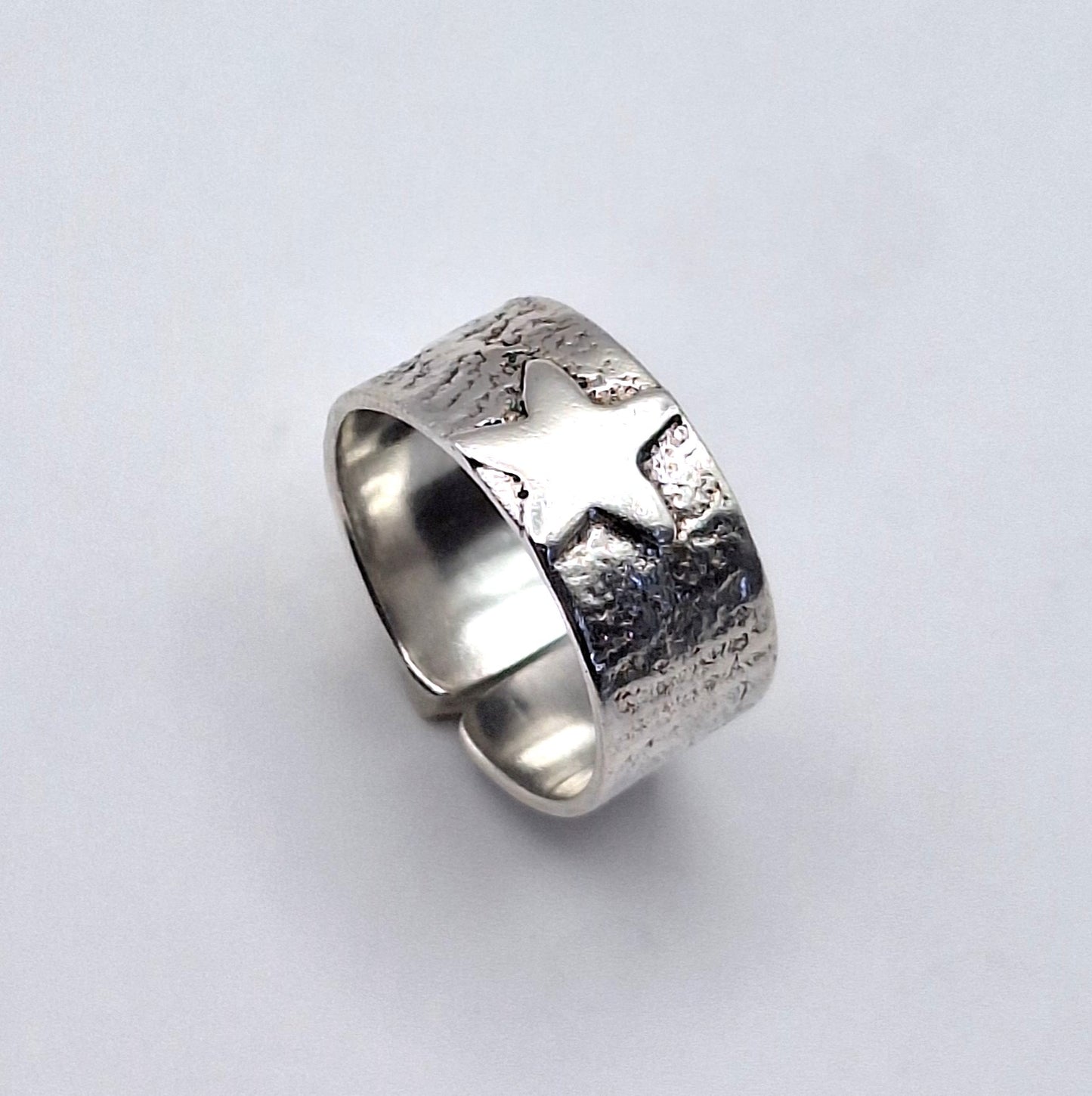 Anillo argolla ancha reticulada con estrella