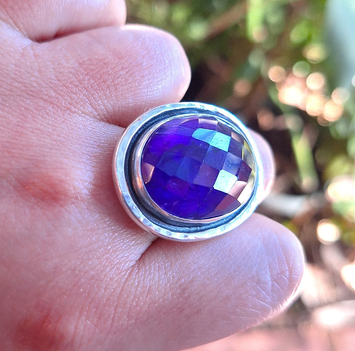 Anillo Amatista facetada borde martillado