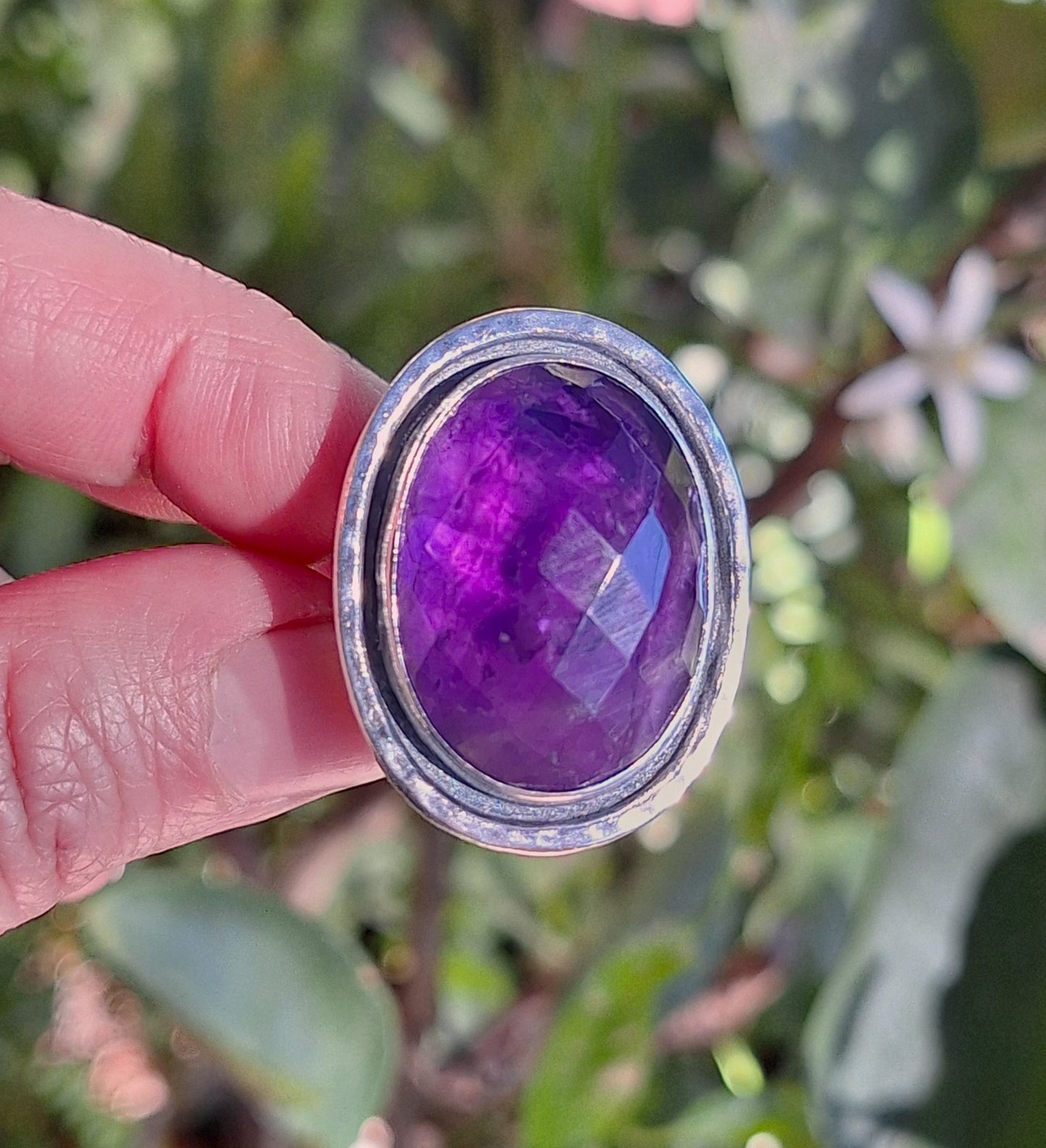 Anillo Amatista facetada borde martillado