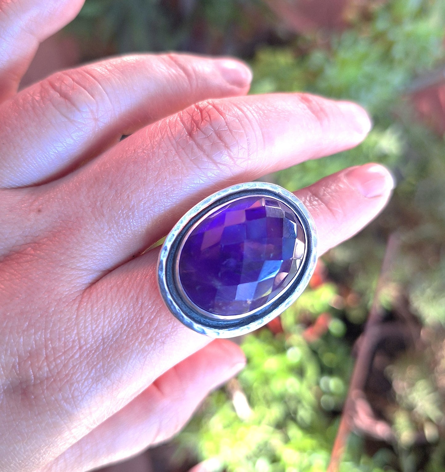 Anillo Amatista facetada borde martillado