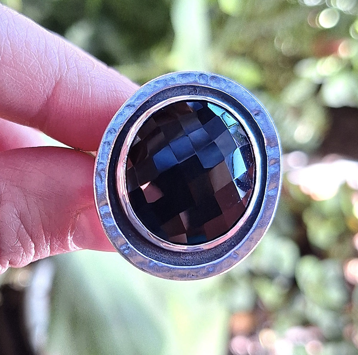 Anillo ónix facetado borde martillado