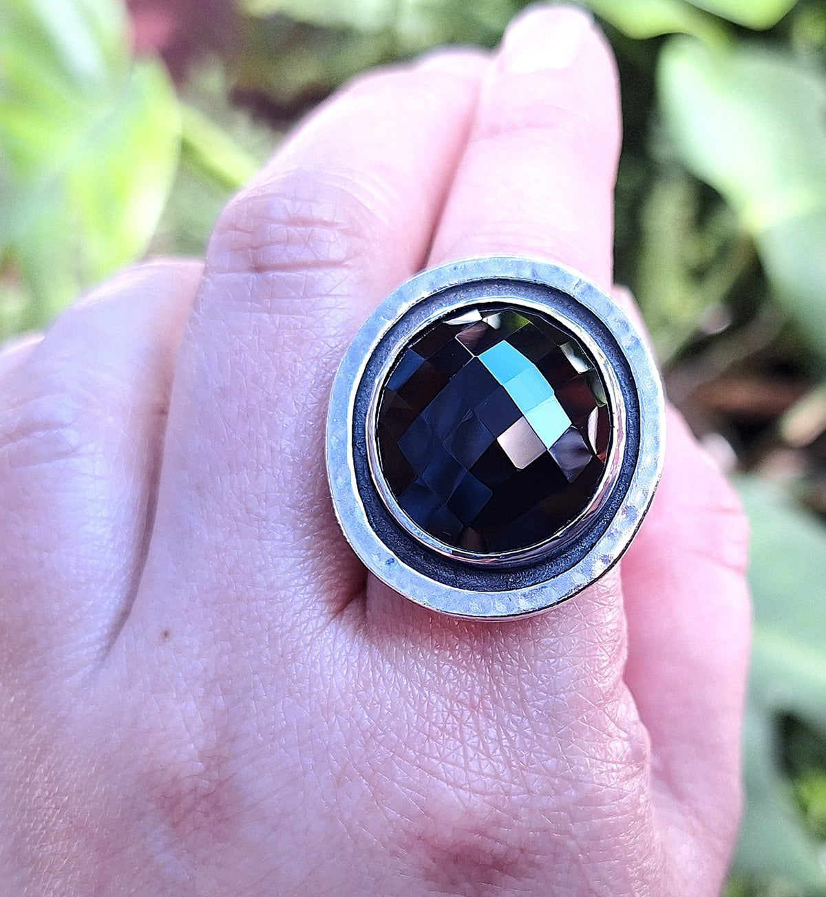 Anillo ónix facetado borde martillado