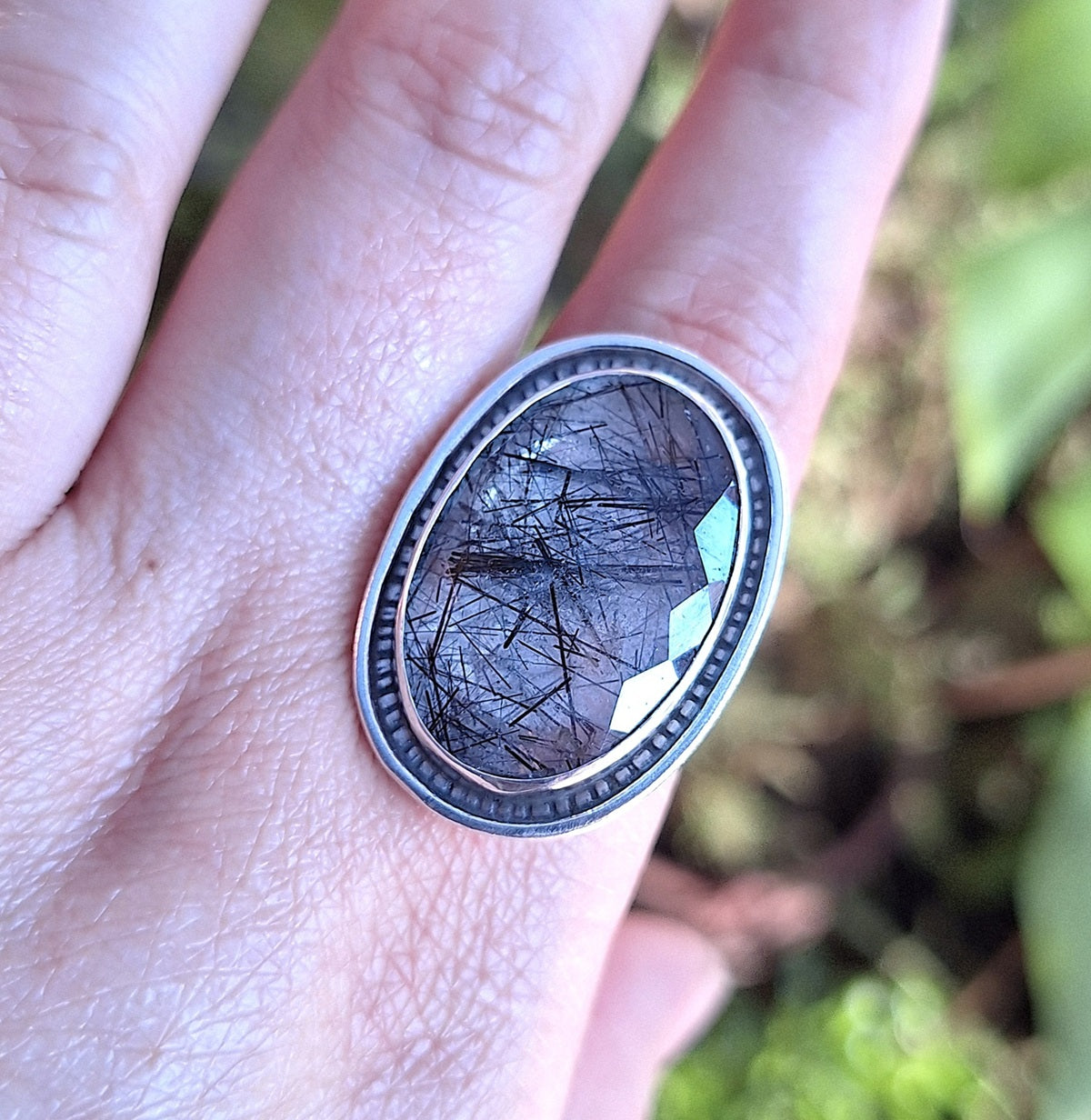 Anillo Cuarzo turmalinado borde líneas