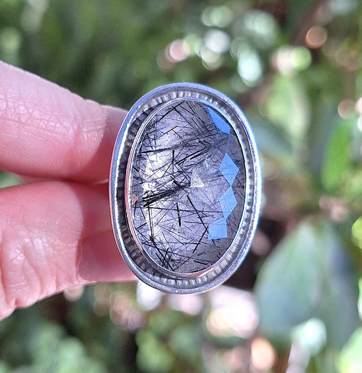 Anillo Cuarzo turmalinado borde líneas