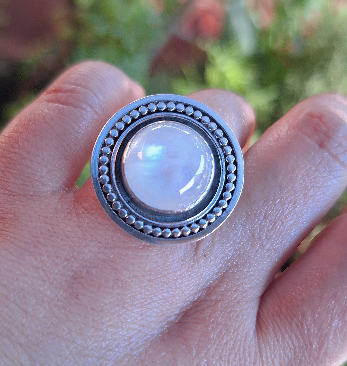 Anillo Piedra luna arcoiris borde pelotitas y líneas
