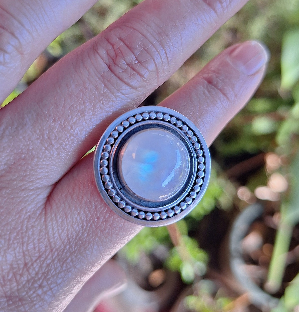 Anillo Piedra luna arcoiris borde pelotitas y líneas