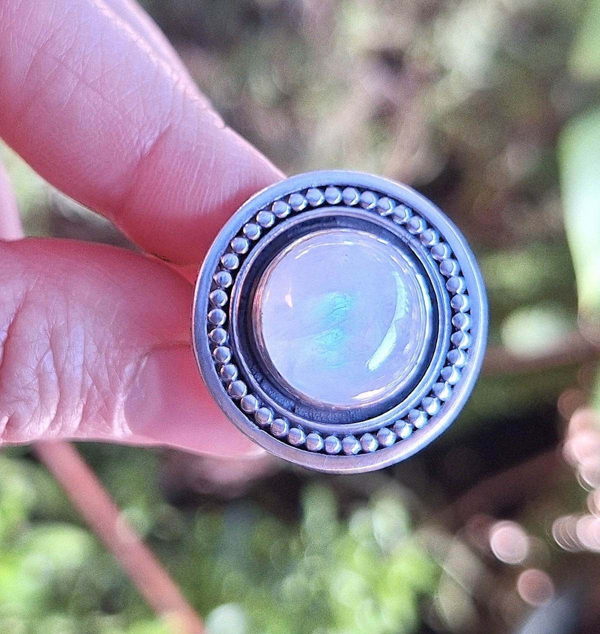 Anillo Piedra luna arcoiris borde pelotitas y líneas
