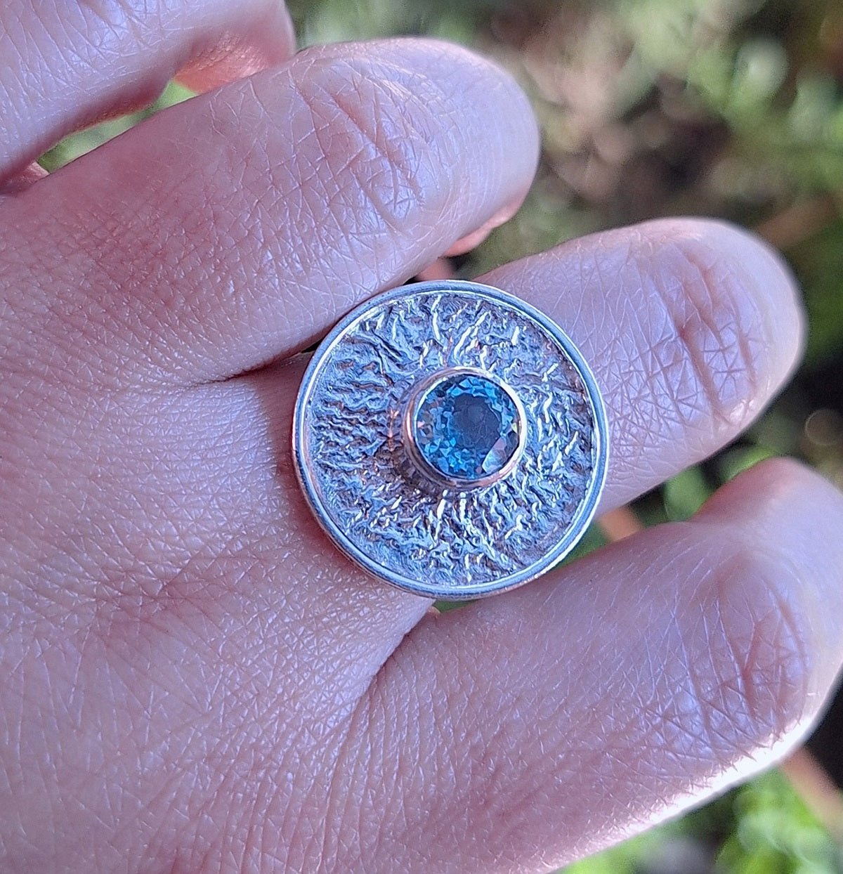 Anillo Topacio azul reticulado