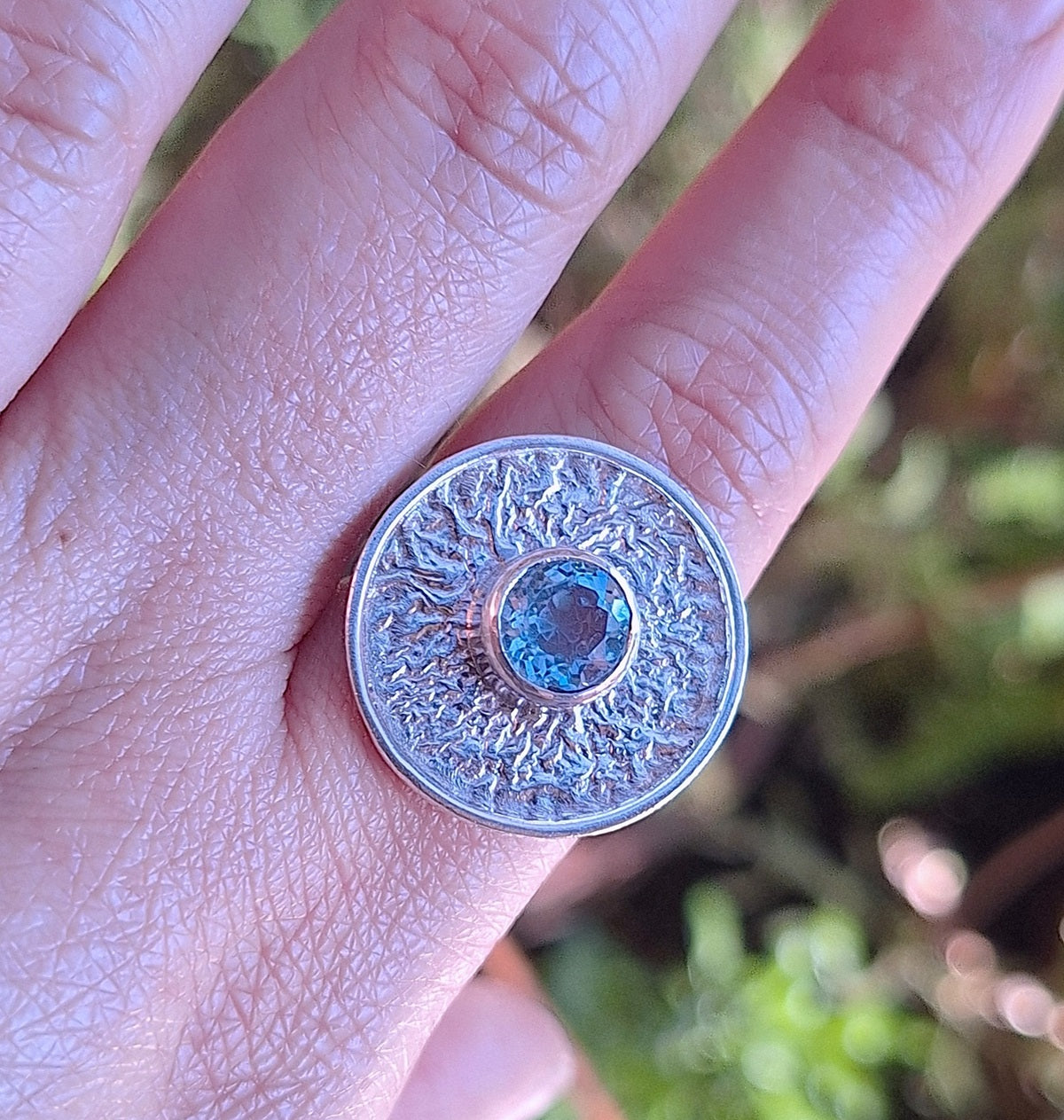 Anillo Topacio azul reticulado