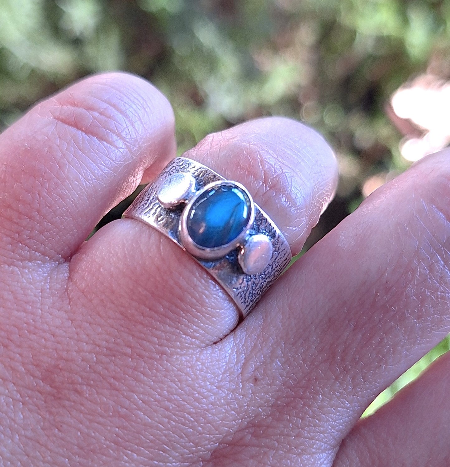 Anillo labradorita argolla gruesa reticulada