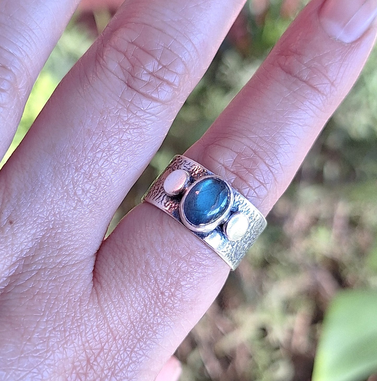 Anillo labradorita argolla gruesa reticulada