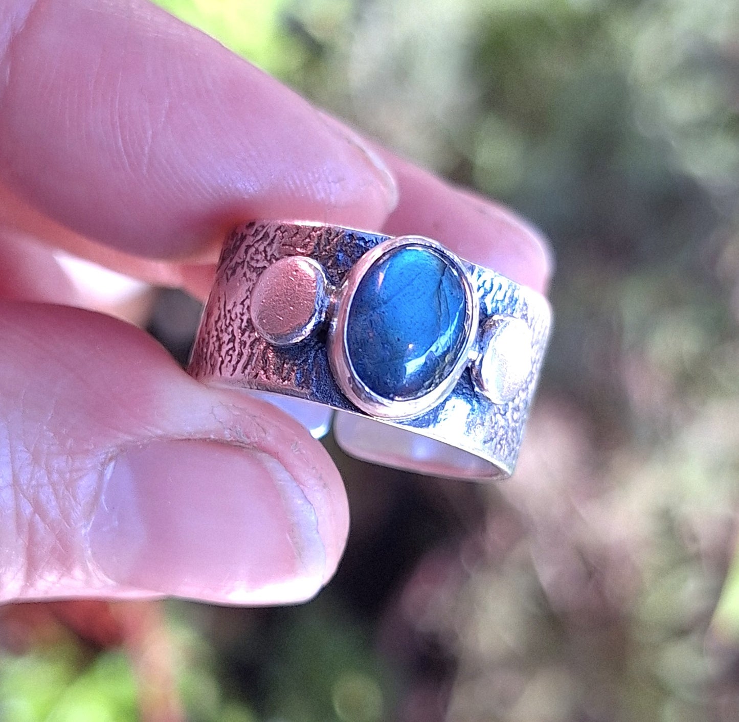 Anillo labradorita argolla gruesa reticulada