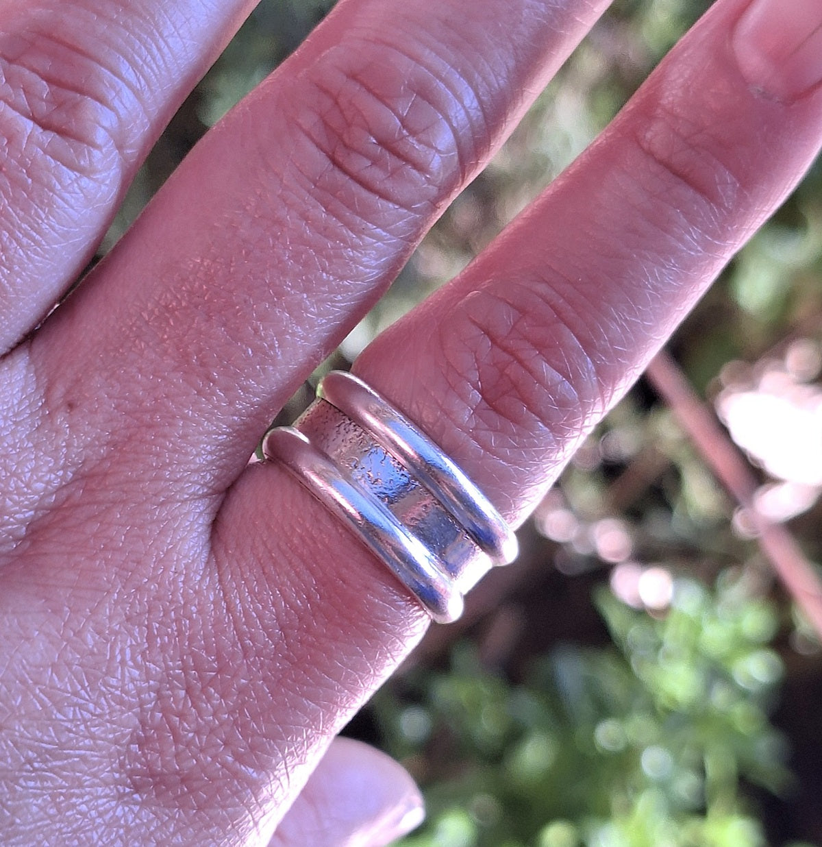 Anillo argolla reticulada con borde