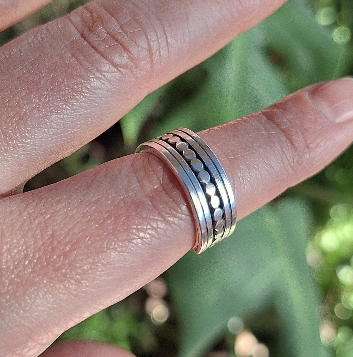 Anillo argolla diseño pelotitas y líneas