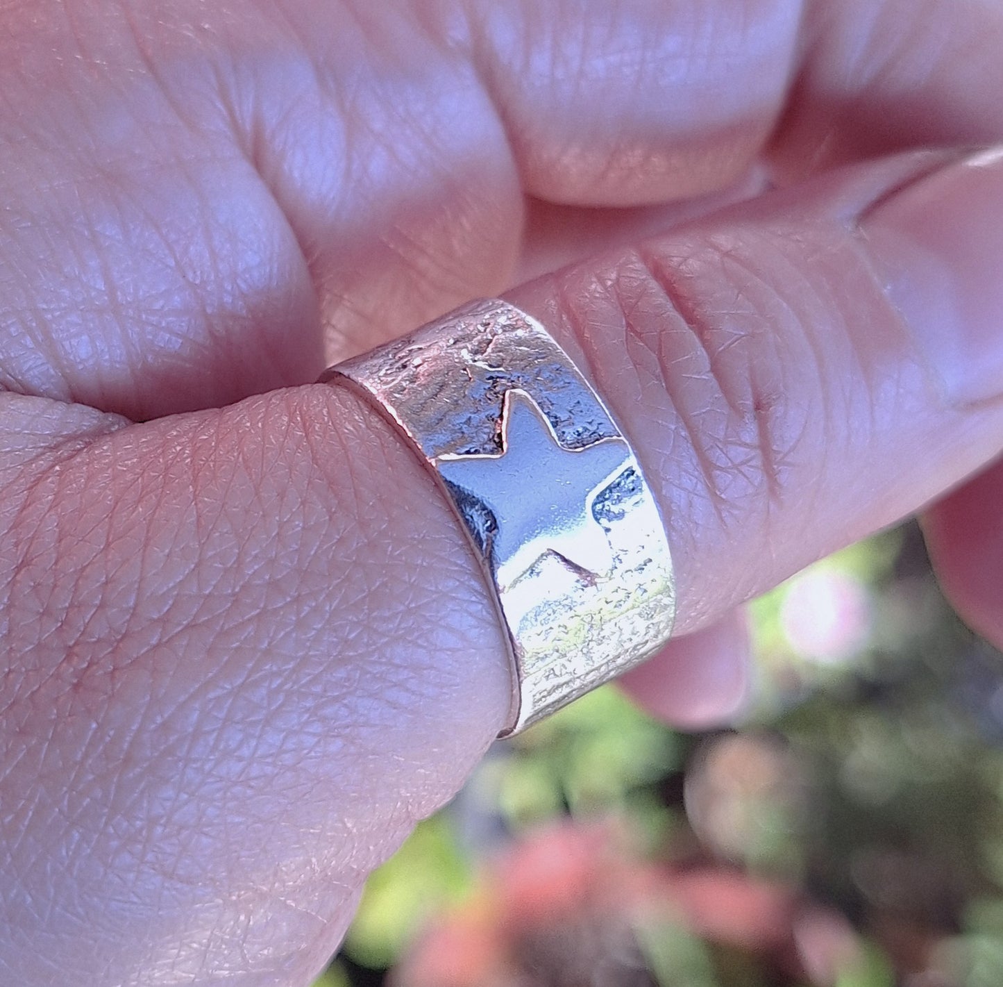 Anillo argolla ancha reticulada con estrella