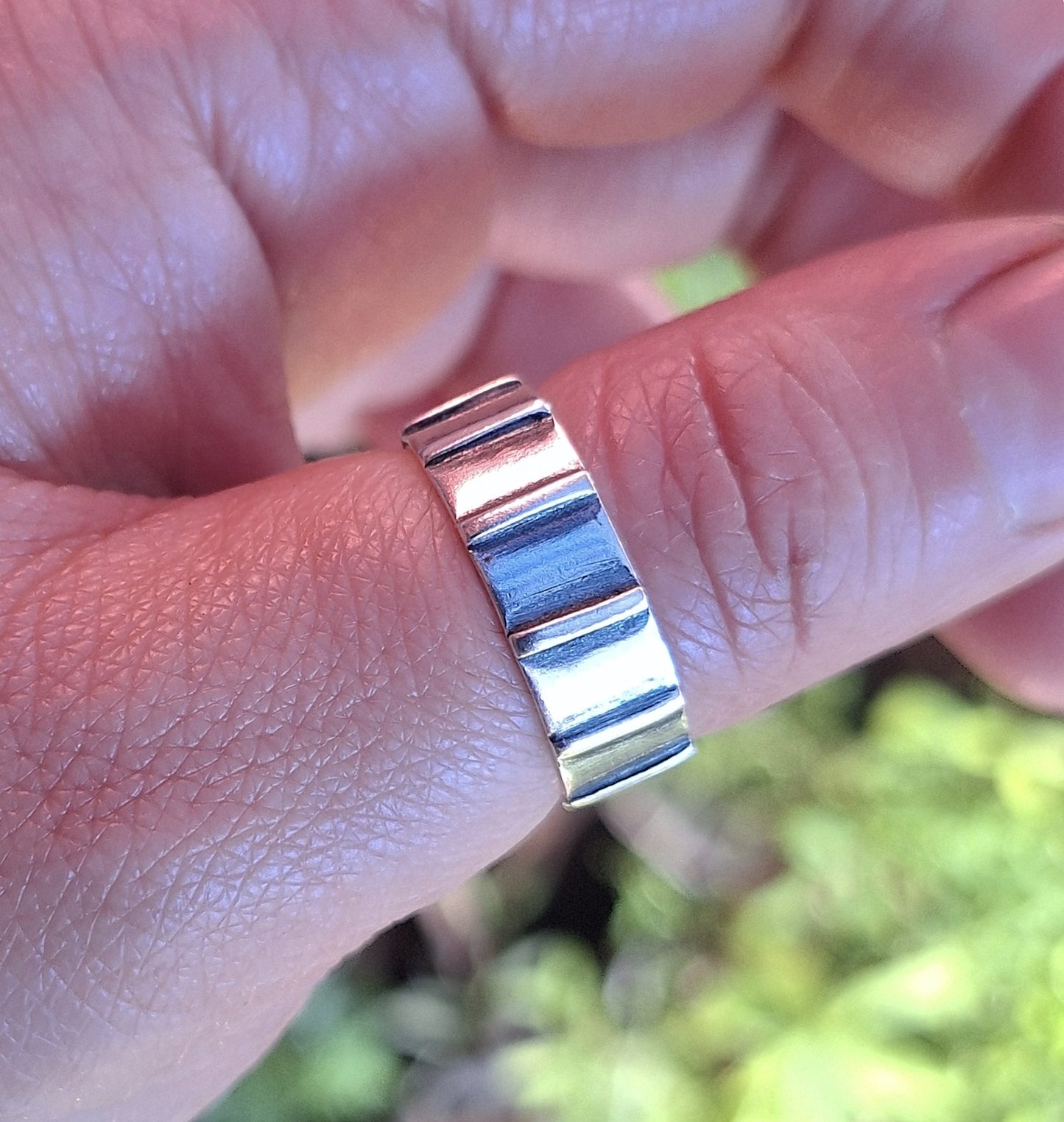 Anillo argolla líneas verticales