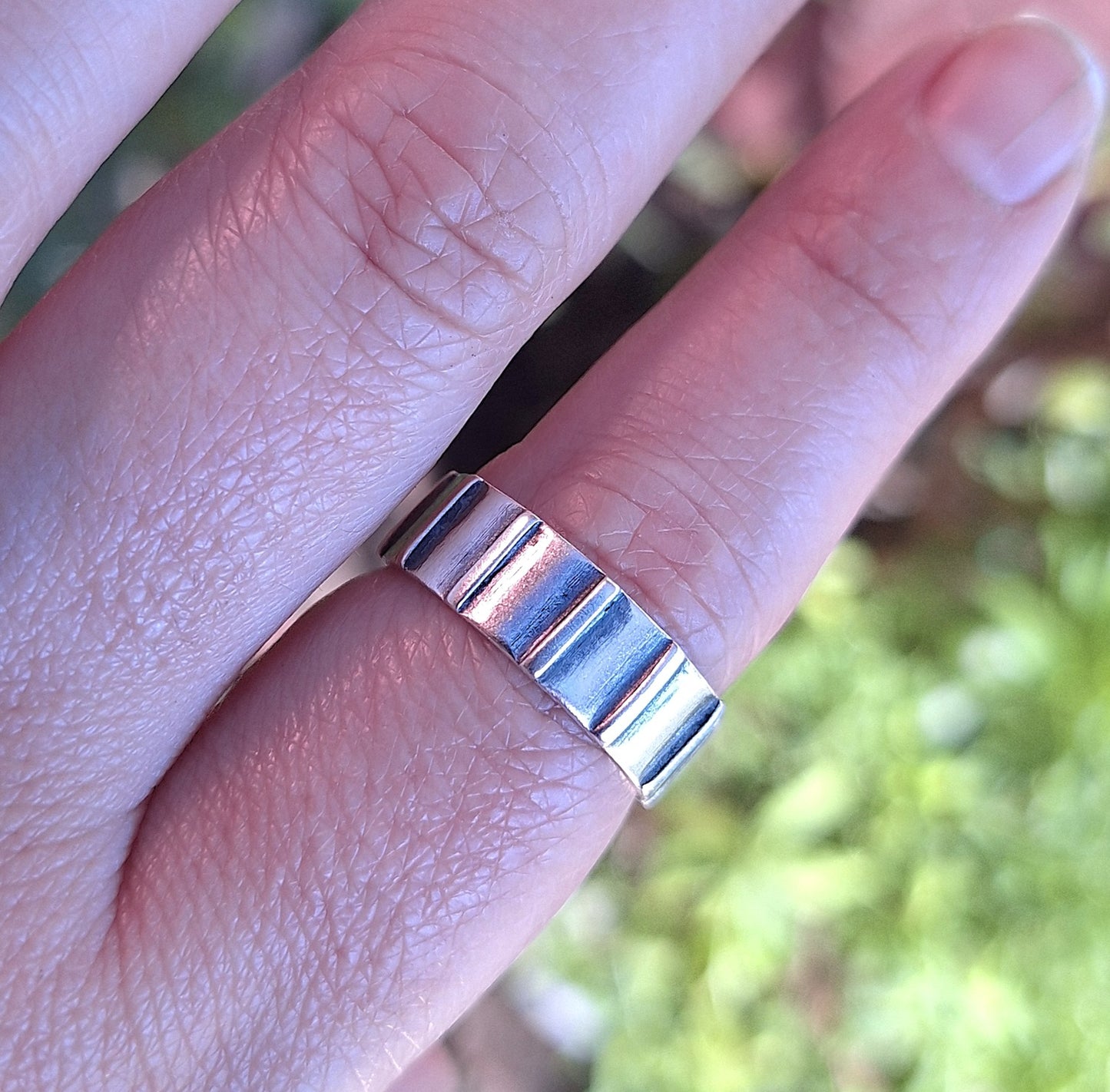 Anillo argolla líneas verticales