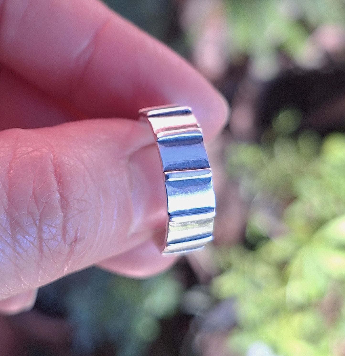 Anillo argolla líneas verticales