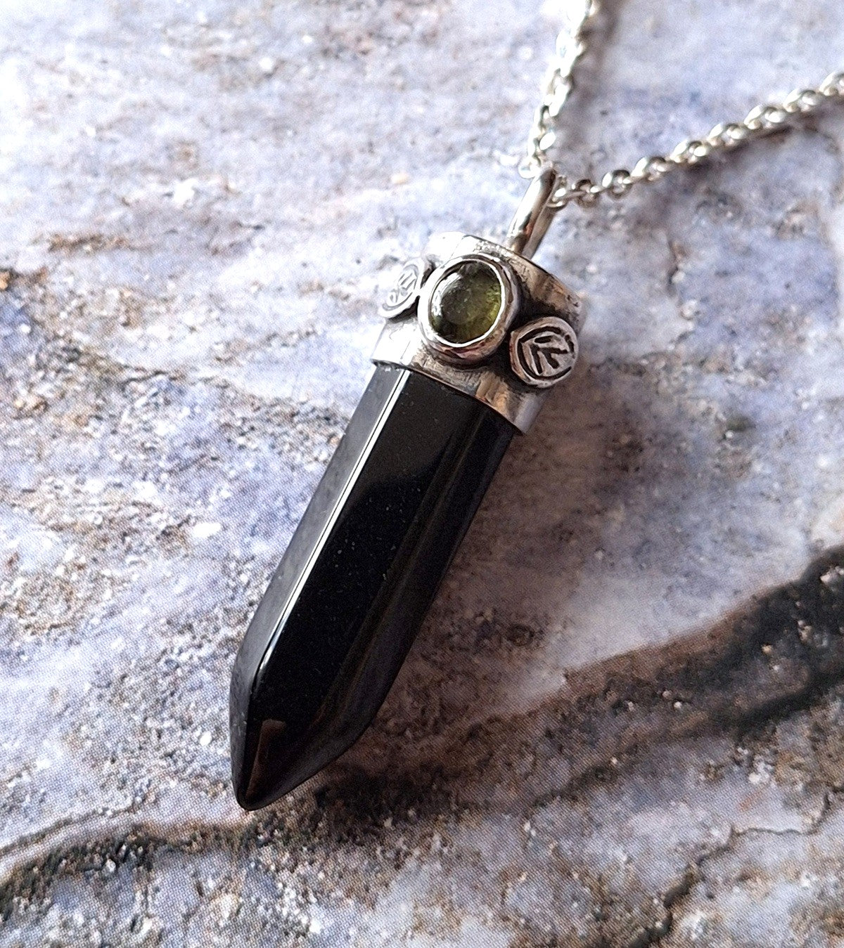 Colgante punta Obsidiana y turmalina verde hojas
