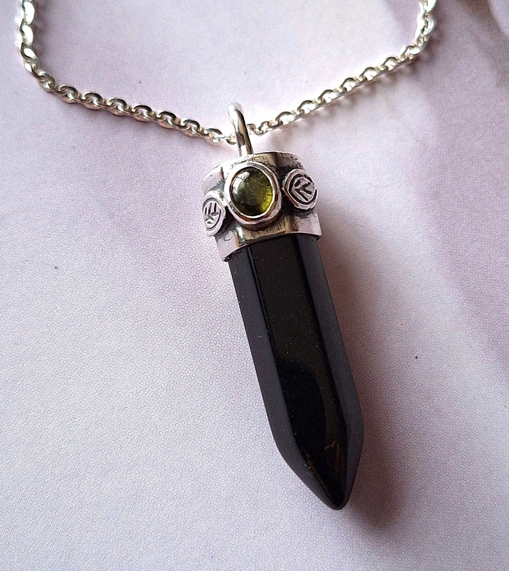 Colgante punta Obsidiana y turmalina verde hojas