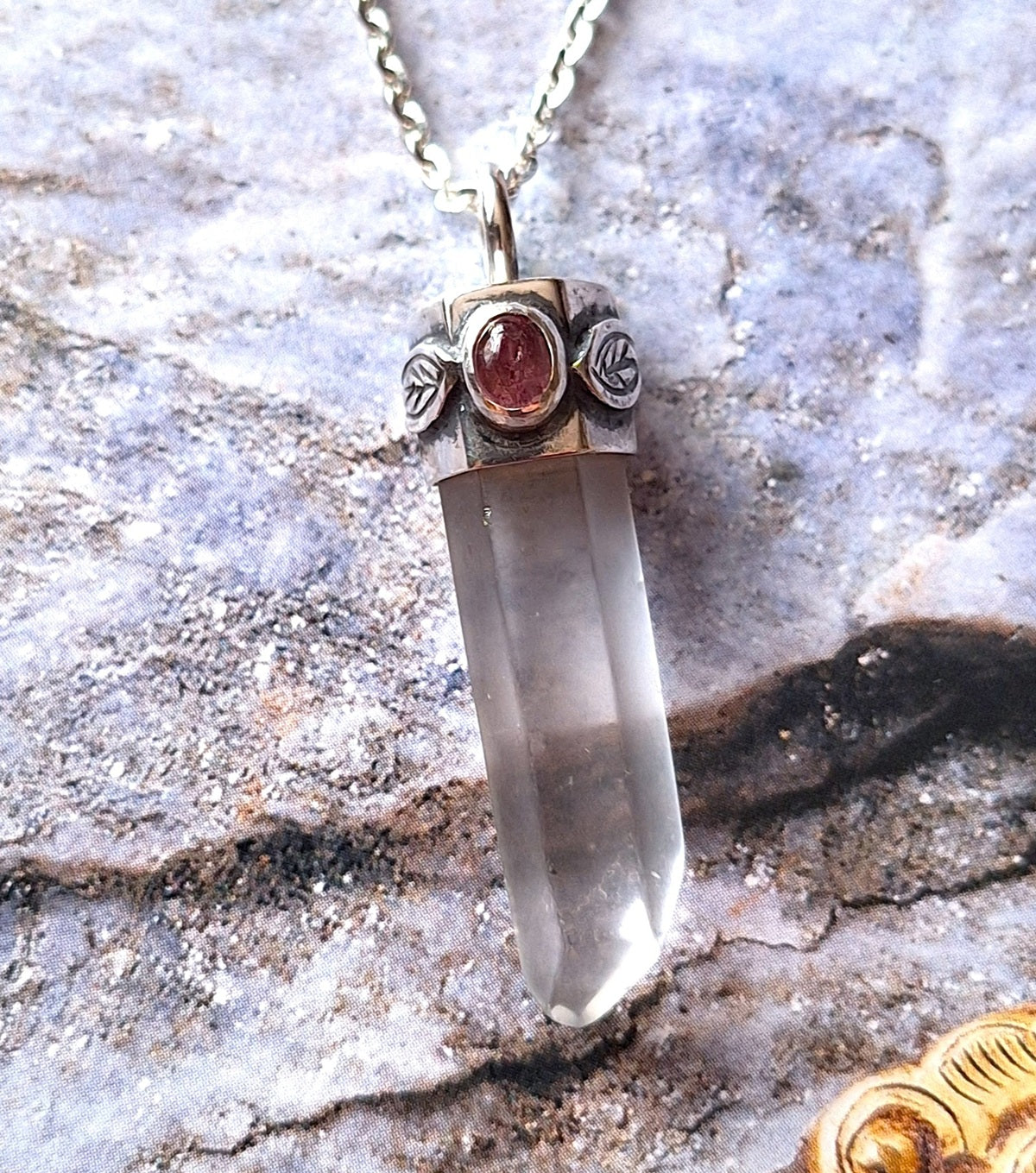 Colgante punta Cuarzo Cristal rústico y turmalina rosa hojas