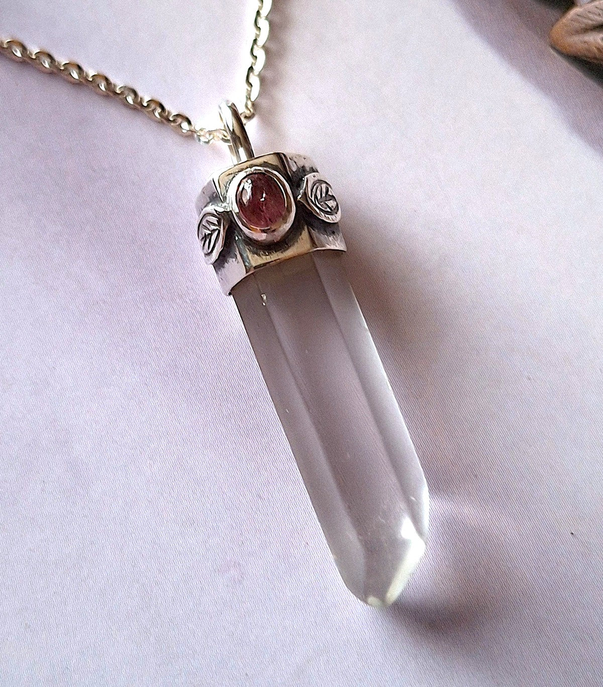 Colgante punta Cuarzo Cristal rústico y turmalina rosa hojas