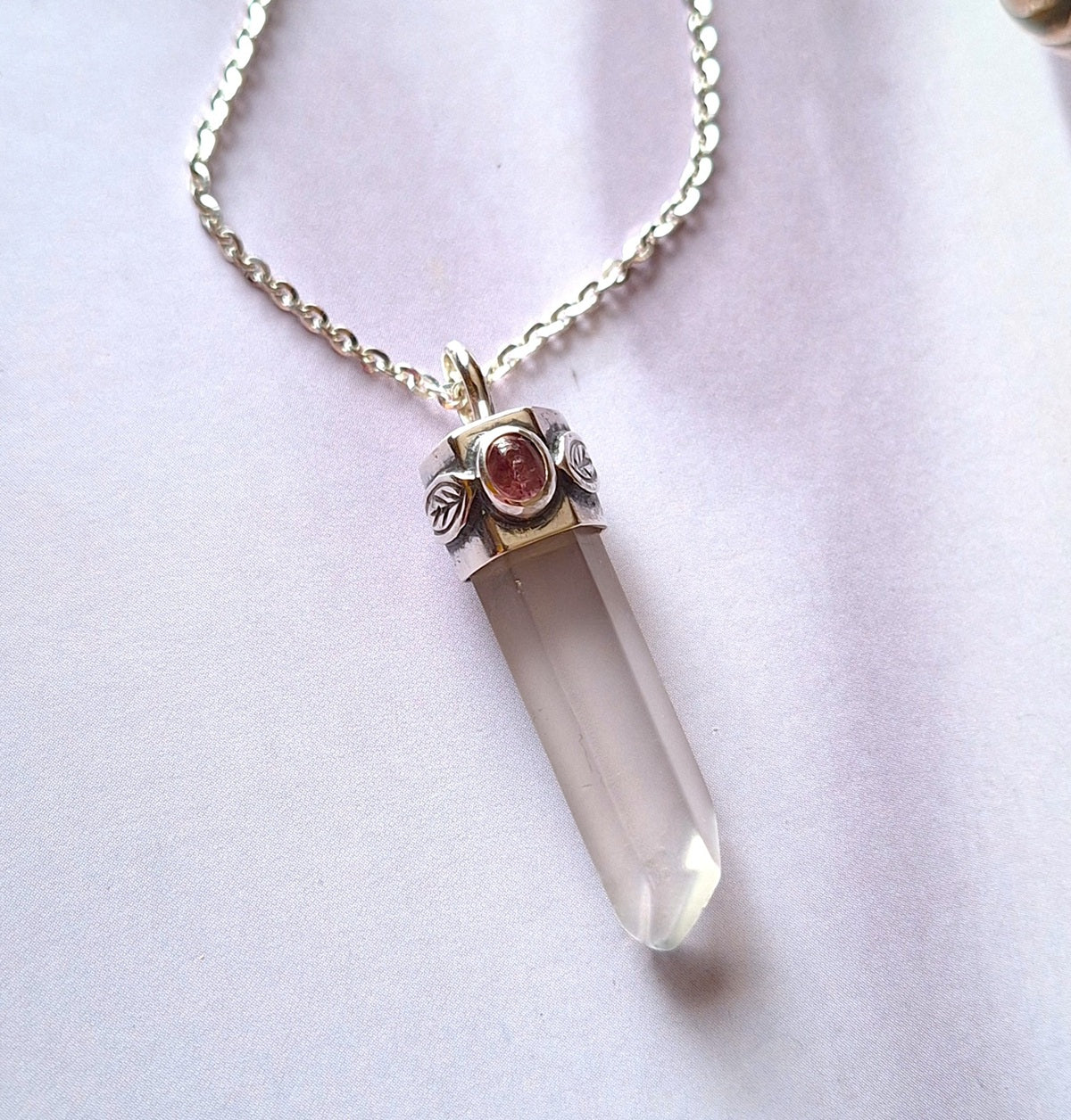 Colgante punta Cuarzo Cristal rústico y turmalina rosa hojas