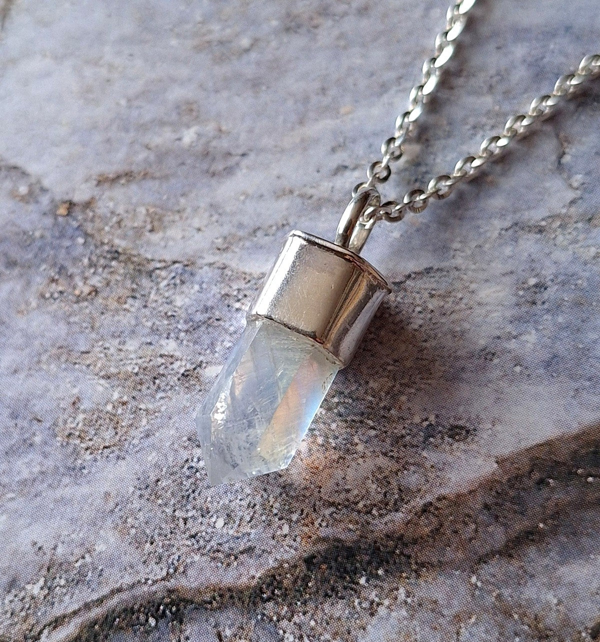 Colgante punta Piedra Luna arcoiris