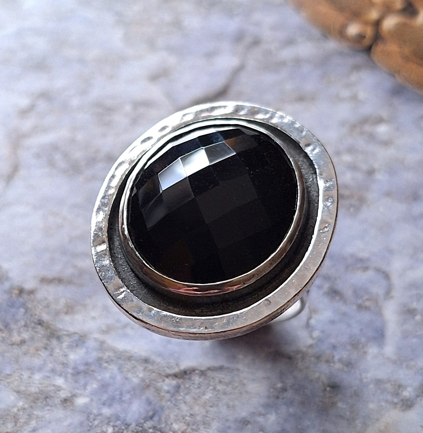 Anillo ónix facetado borde martillado