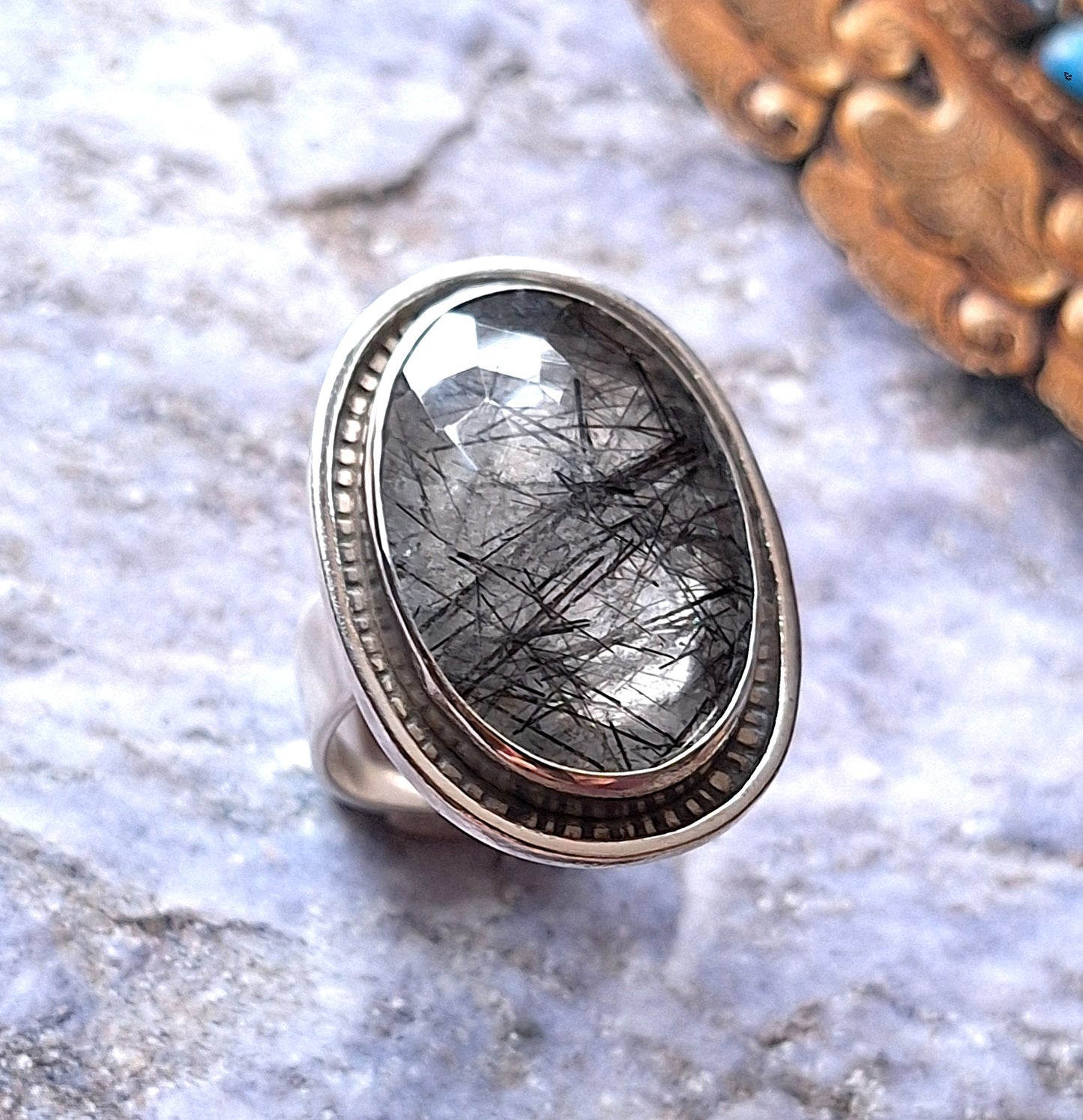 Anillo Cuarzo turmalinado borde líneas