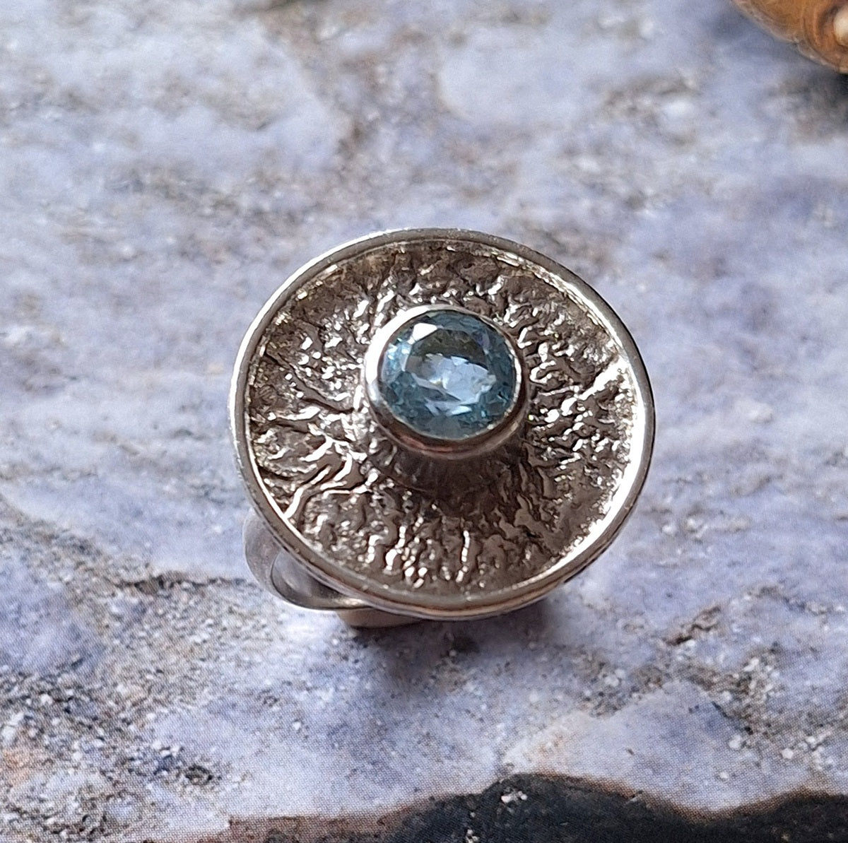 Anillo Topacio azul reticulado