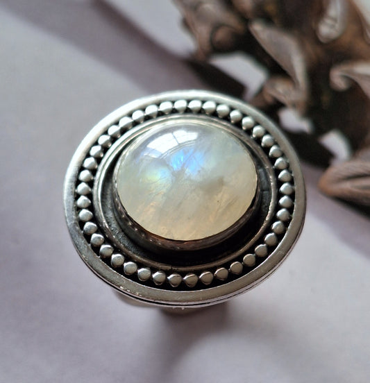 Anillo Piedra luna arcoiris borde pelotitas y líneas